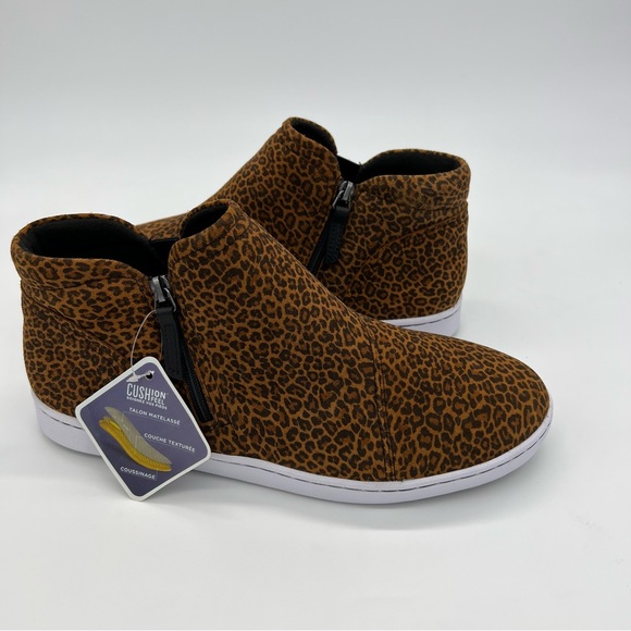 Clarks Pawley Adwin Suede Hi-Top Sneaker - Picture 6 of 9